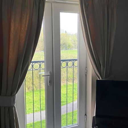 Peaceful 3 Bedroom Flat With A View Near Hospitals-Free Parking ニューカッスル・アンダー・ライム エクステリア 写真