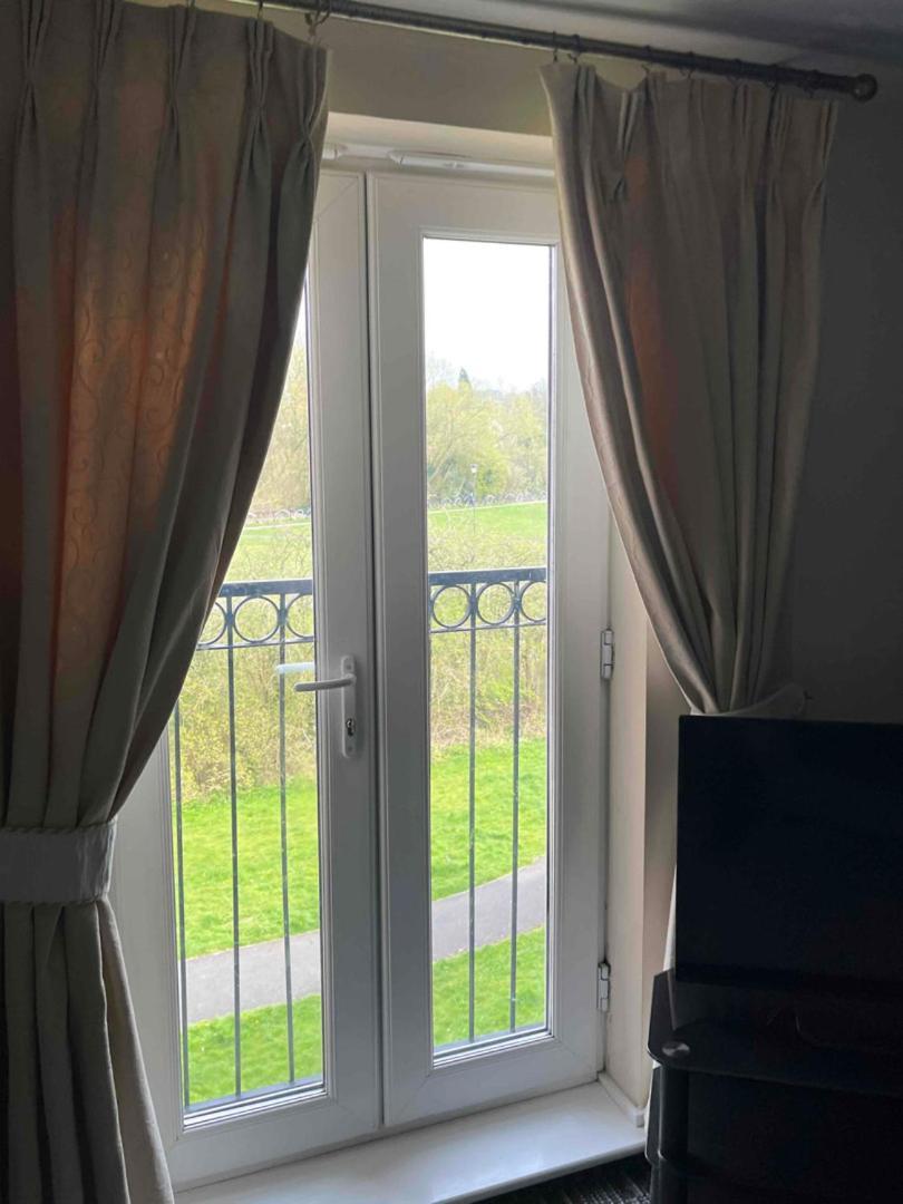 Peaceful 3 Bedroom Flat With A View Near Hospitals-Free Parking ニューカッスル・アンダー・ライム エクステリア 写真